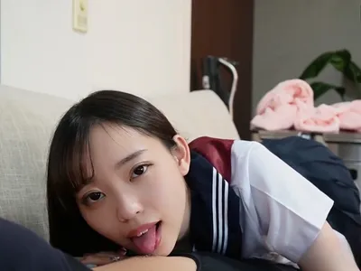Nữ học sinh ngây thơ bị tên ba cóc chọc dương vật giả vào lồn