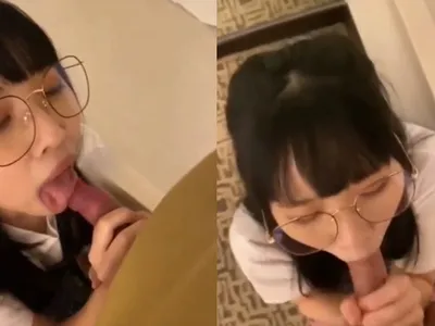 Bé rau đeo kính nằng nặc đòi liếm chuối anh bằng miệng non dâm đãng